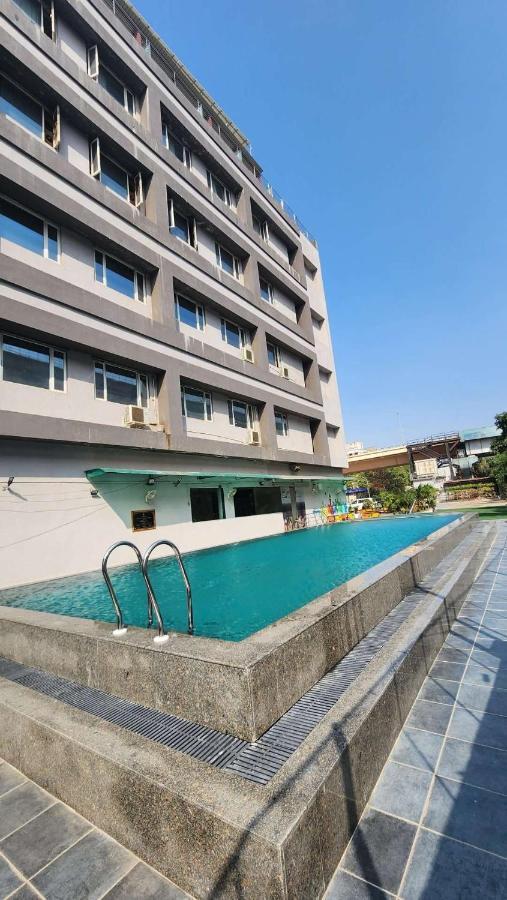 Apricot Hotel , Ахмедабад Экстерьер фото