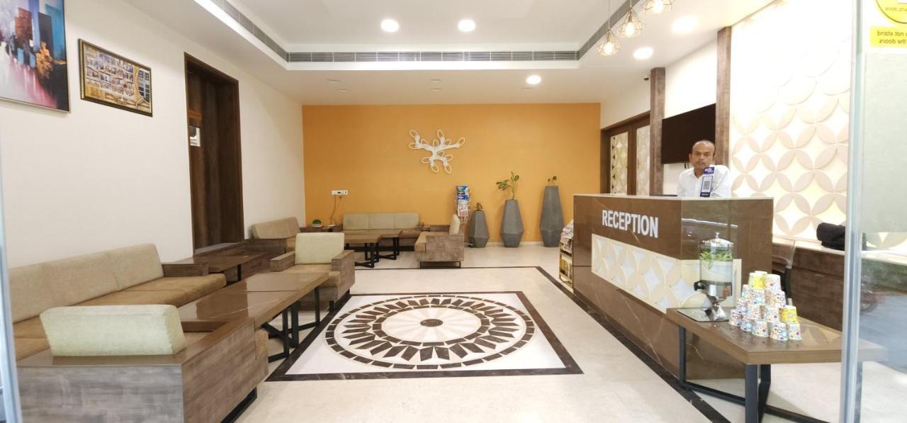 Apricot Hotel , Ахмедабад Экстерьер фото